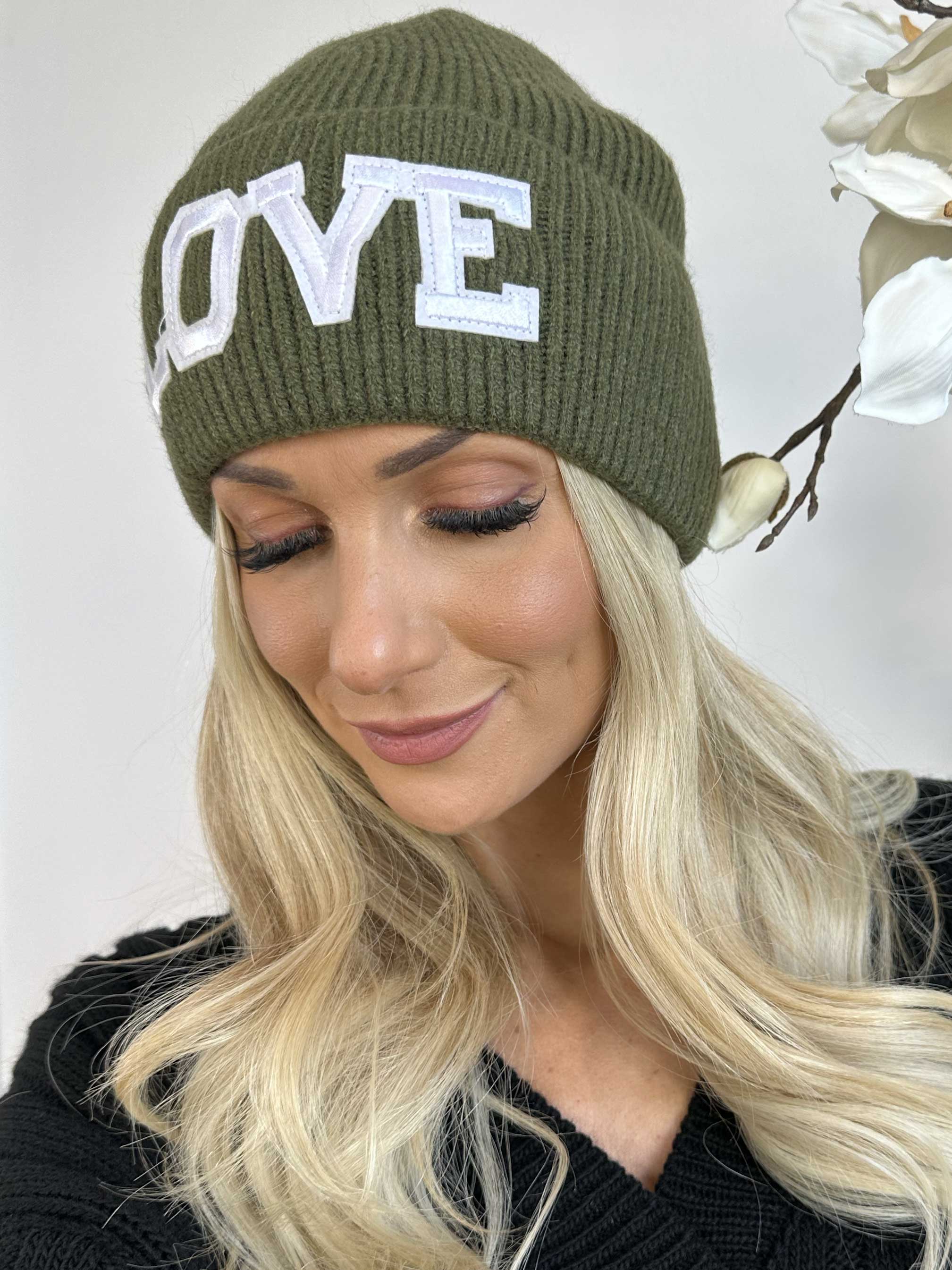 Neta - Strikhue med hvid tekst